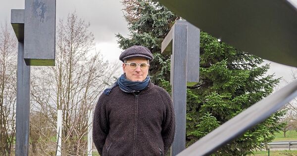 Künstler Markus Merkle auf seinem Kleingartengrundstück. Foto: Holm Wolschendorf
