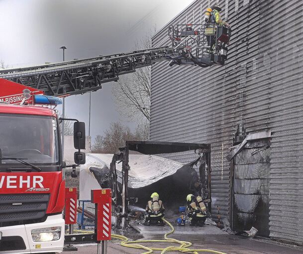 Die Feuerwehren aus Tamm und Bietigheim-Bissingen löschen den Brand im Industriegebiet Laiern. Foto: Alfred Drossel