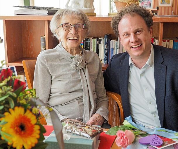 Zum Ehrentag kommt der Oberbürgermeister zu Besuch: Sofie Scheibe mit Matthias Knecht. Foto: Holm Wolschendorf