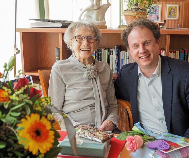 Sofie Scheibe bei ihrem 108. Geburtstag im vergangenen Jahr mit Oberbürgermeister Matthias Knecht.