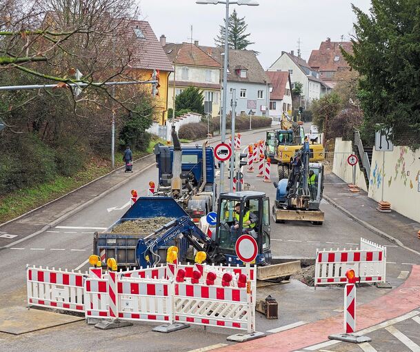 Auf der Kurfürstenstraße werden Gasleitungen (vorne) repariert. Die Spur stadteinwärts ist gesperrt, aus der Gegenrichtung kann nicht mehr in die Talallee eingefahren werden. Foto: Holm Wolschendorf