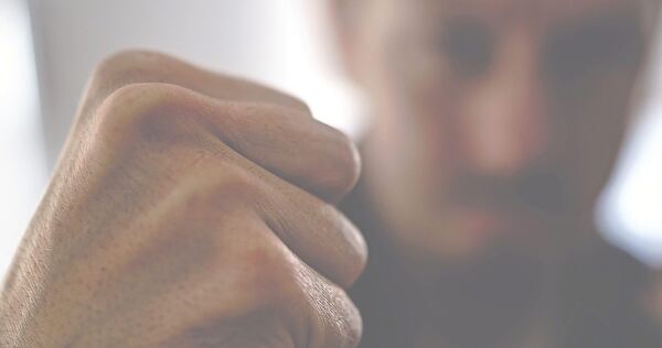 Mehrere Personen sind in der Myliusstraße aufeinander losgegangen.