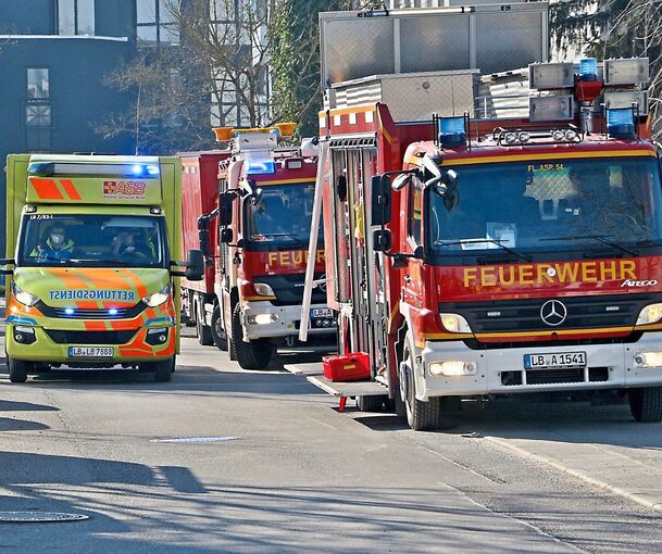 Der Rettungsdienst brachte drei Verletzte in Krankenhäuser. Foto: KS-Images.de/Andreas Rometsch