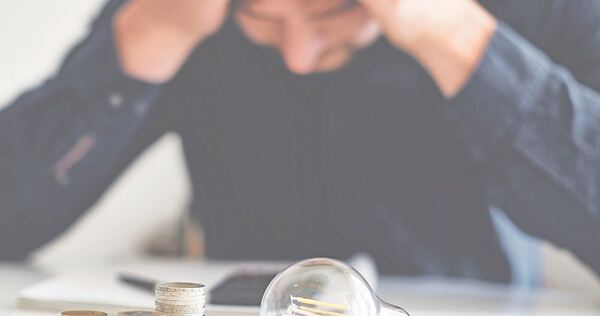 Die hohen Energiekosten stellen viele Haushalte vor große Herausforderungen.
