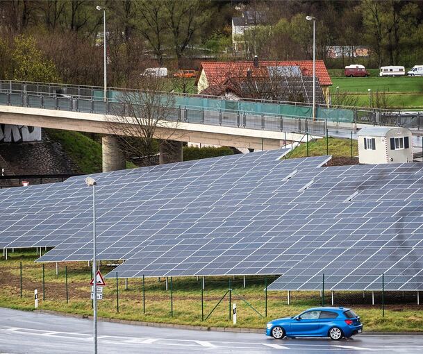 Das Bild zeigt einen Solarpark bei Tübingen. An der südlichen Markungsgrenze von Möglingen soll Freiflächen-Photovoltaik auf elf Hektar entstehen.