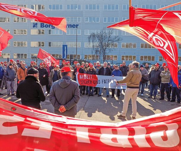 BorgWarner-Mitarbeiter bei der Protestaktion vor dem Eingang des Ludwigsburger Werks in der Mörikestraße. Foto: Holm Wolschendorf