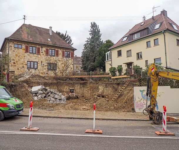 Hier klafft die Lücke: 12,70 Meter Mauer samt Motiven der Porzellanmaler mussten einem privaten Bauvorhaben weichen. Foto: Holm Wolschendorf