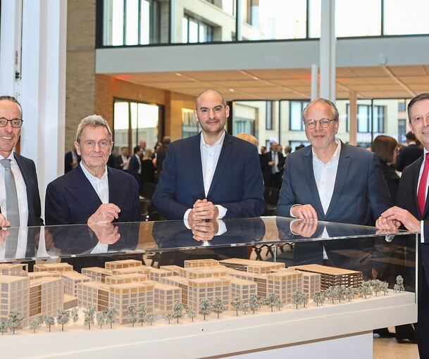 W&W-Aufsichtsratsvorsitzender Michael Gutjahr, Professor Manfred Ortner, Landesfinanzminister Danyal Bayaz, Roland Duda von O&O Baukunst sowie W&W-Vorstandsvorsitzender Jürgen A. Junker (von links). Bild: Ramona Theiss