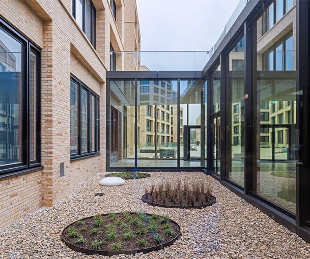 Der Blick durch die Glasfront lässt die Größe des Geländes erahnen. Foto: W&W