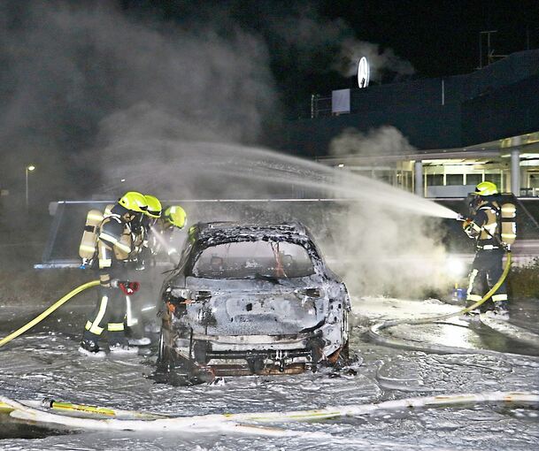 Auf dem Hof eines Autohauses in der Hohenstange brannte in der Nacht auf Freitag dieses Elektroauto komplett aus, Fotos: KS-Images.de/Andreas Rometsch