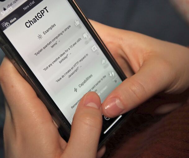 Das Handy schreibt die Hausarbeit? ChatGPT ist jedenfalls auch an den Schulen im Kreis angekommen. Foto: Philipp Brandstädter/dpa
