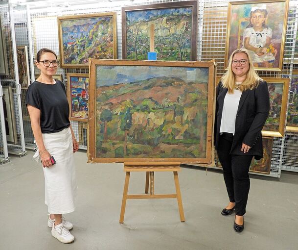 Rückblick: Im Juli 2022 übergab Museumsleiterin Saskia Dams (rechts) das Bild an Restauratorin Sabine Hofmeister. Foto: Holm Wolschendorf