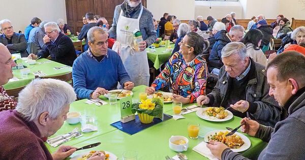 Viele soziale Einrichtungen sind auf Ehrenamtliche angewiesen. Hier ein Blick in die Vesperkirche, die jedes Jahr in der Frieden Viele soziale Einrichtungen sind auf Ehrenamtliche angewiesen. Hier ein Blick in die Vesperkirche, die jedes Jahr in der Friedenskirche organisiert wird. Sie ist auf viele freiwillige Helfer angewiesen.