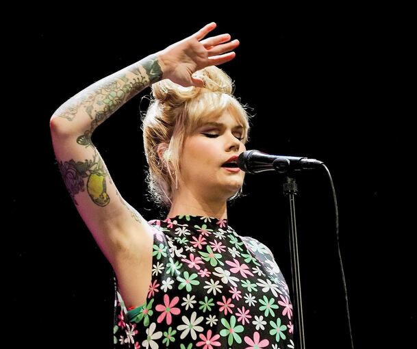 Licht und Schatten: Ina Forsman im Scala. Foto: Holm Wolschendorf