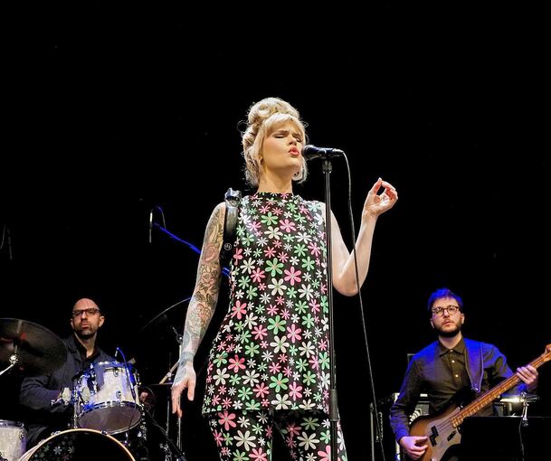 Licht und Schatten: Ina Forsman im Scala. Foto: Holm Wolschendorf