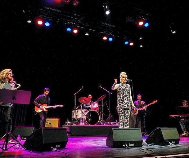 Licht und Schatten: Ina Forsman im Scala. Foto: Holm Wolschendorf