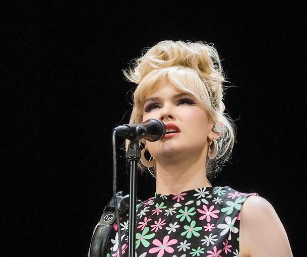 Licht und Schatten: Ina Forsman im Scala. Foto: Holm Wolschendorf