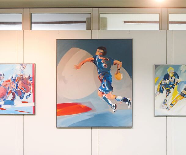 Sportler-Malereien von Ulrich Zeh in der Schau im Kreishaus. Foto: Ramona Theiss