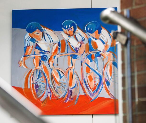 Sportler-Malereien von Ulrich Zeh in der Schau im Kreishaus. Foto: Ramona Theiss