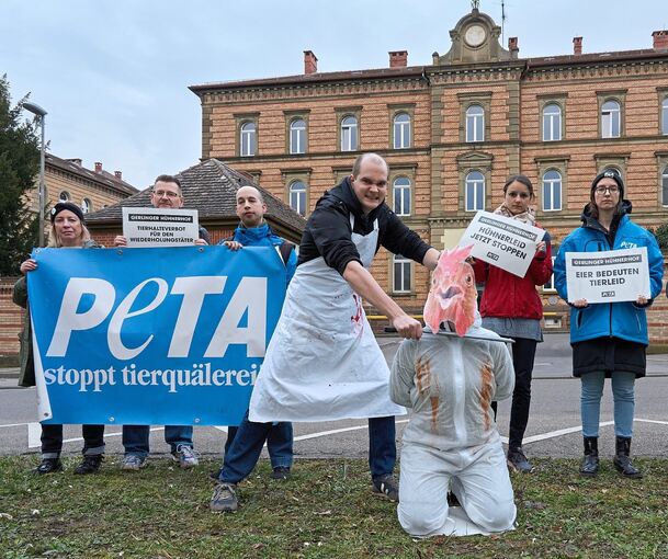 Die Peta-Aktivisten stehen in der Nähe des Ludwigsburger Veterinäramts, das sie endlich zum Handeln auffordern. Foto: Andreas Becker