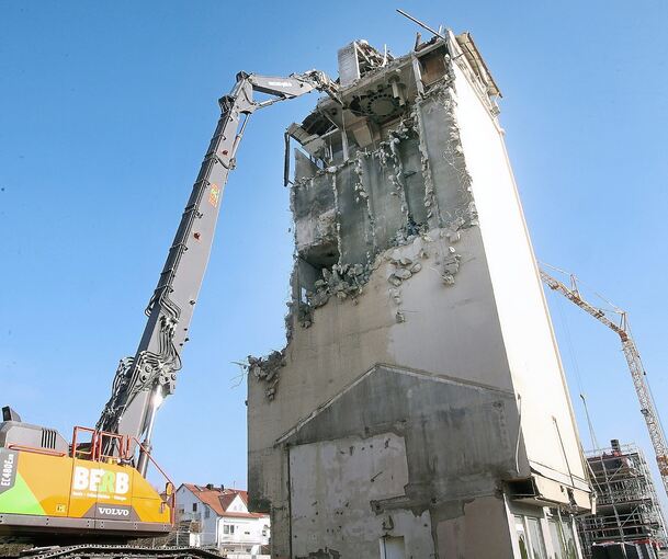 Der Abbruchbagger frisst sich in den Turm. Foto: Alfred Drossel