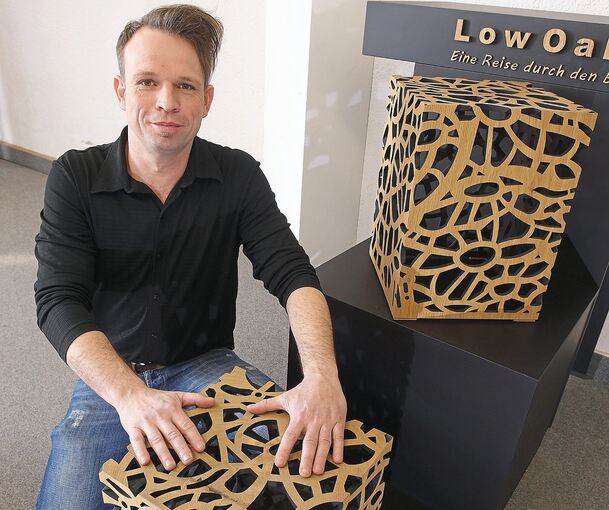 Martin Hiller mit seinem prämierten Low-Oak-Hocker. Foto: Alfred Drossel