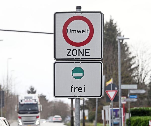 In Umweltzonen wird eine grüne Plakette benötigt. Symbolfoto: dpa