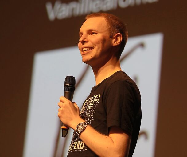 Lebensmittelchemiker Christoph Wiedmer führt beim Science Slam in der Marbacher Stadthalle durch den Dschungel an Vorschriften in seinem Fachgebiet. Foto: Ramona Theiss