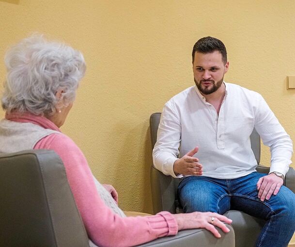 Kollegen und Bewohner im Seniorenzentrum Karlinum schätzen an Almir Lidan sein Einfühlungsvermögen. Der 25-Jährige trägt als Wohnbereichsleiter große Verantwortung. Foto: Holm Wolschendorf