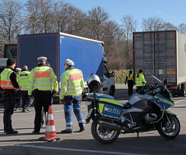 Die Beamten aus Ludwigsburg werden bei den Kontrollen vom Zoll und der Bundespolizei unterstützt.Fotos: Anna Fritz