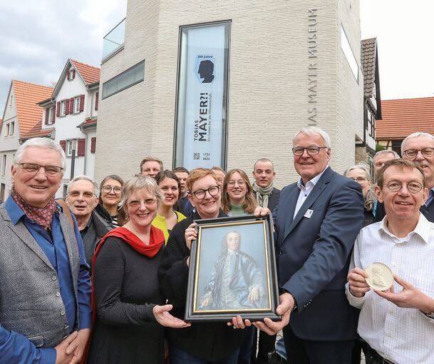 Der Vereinsvorsitzende Rainer Abbenseth (rechts vom Bild) nimmt zwei Exponate von den Nachfahren entgegen. Foto: Ramona Theiss