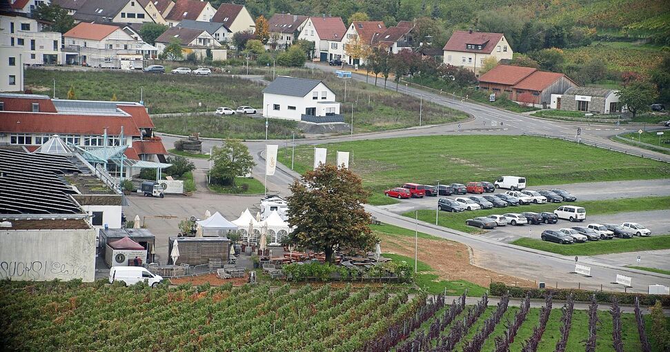 Links die Felsengartenkellerei, rechts die Parkplätze: Weitere Stellplätze könnten auf der Wiese Richtung Straße geschaffen werden – zumindest temporär. Archivfoto: Alfred Drossel/LKZ