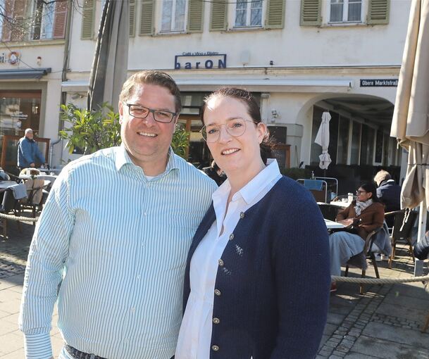 „Wir haben uns einen Traum erfüllt.“ Nico und Veronika Lustnauer vor dem Baron auf dem Ludwigsburger Marktplatz. Foto: Ramona Theiss