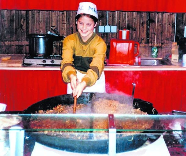 Früh übt sich: Nico Lustnauer mit elf Jahren am Stand seines Onkels auf dem Ludwigsburger Weihnachtsmarkt, damals noch in der Seestraße. Foto: privat