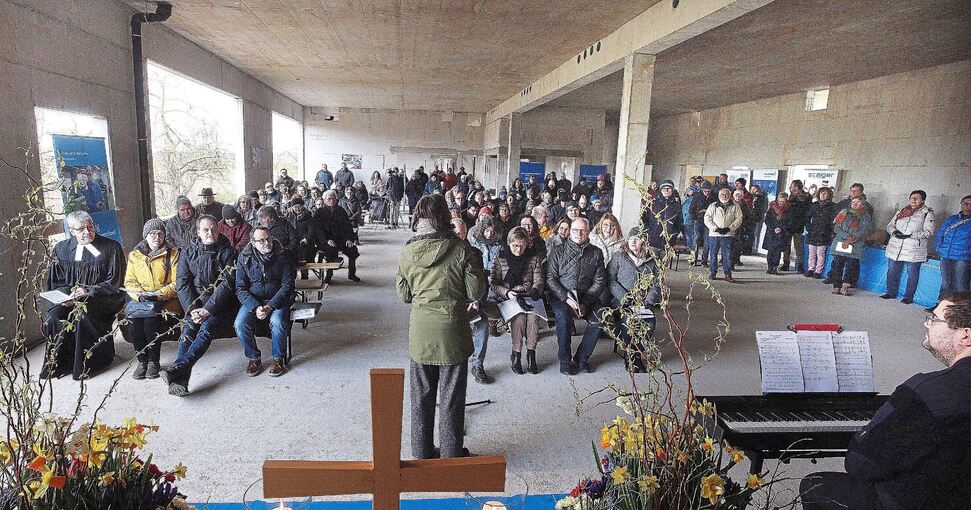 Zum Gottesdienst im kalten Rohbau der Behindertenwerkstätte sind viele Gäste gekommen. Foto: Alfred Drossel