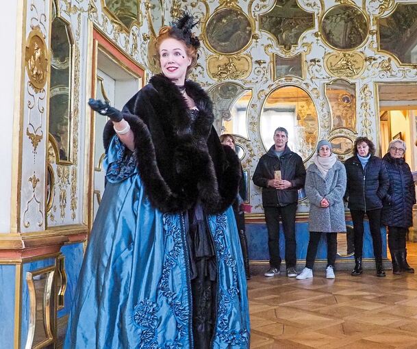 Tabea Jasmin Schulz führt jetzt als Baronin zu Auerscheidt durch das Residenzschloss. Foto: Holm Wolschendorf