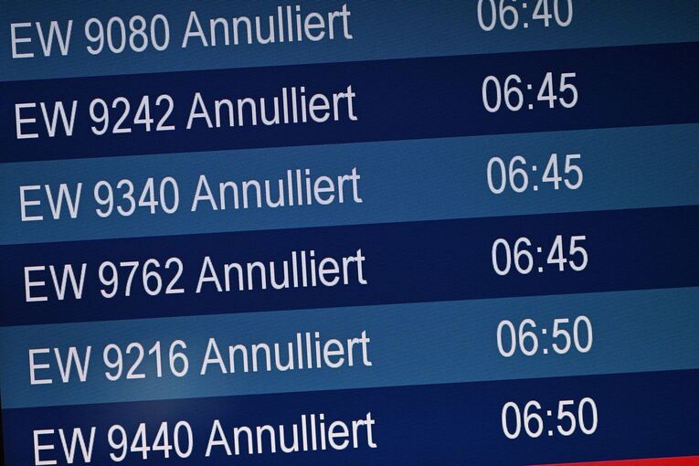 Anzeigetafel am Flughafen Düsseldorf