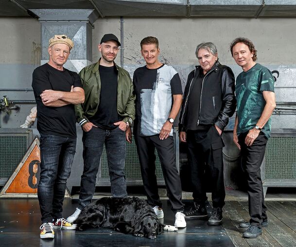Die Musiker von Pur um Frontmann Hartmut Engler (Mitte) starten im April auf große Tour durch Deutschland. Foto: CarstenKlick/p