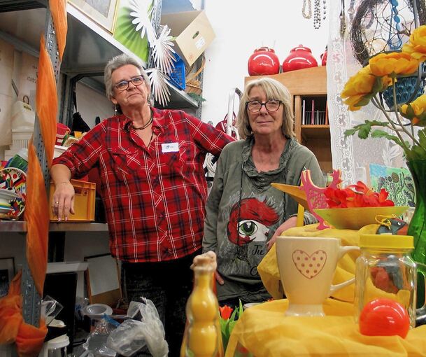 Im Heimerdinger Nachhaltigkeitsladen ist der Frühling schon eingezogen: Dagmar Regenhardt (rechts) und eine Teamkollegin. Foto: Susanne Müller-Baji