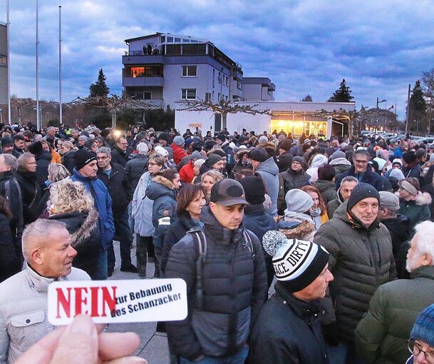 Über 500 Menschen demonstrieren am Montagabend auf dem Tammer Rathausplatz gegen die geplante Landeserstaufnahmestelle .Foto: Alfred Drossel
