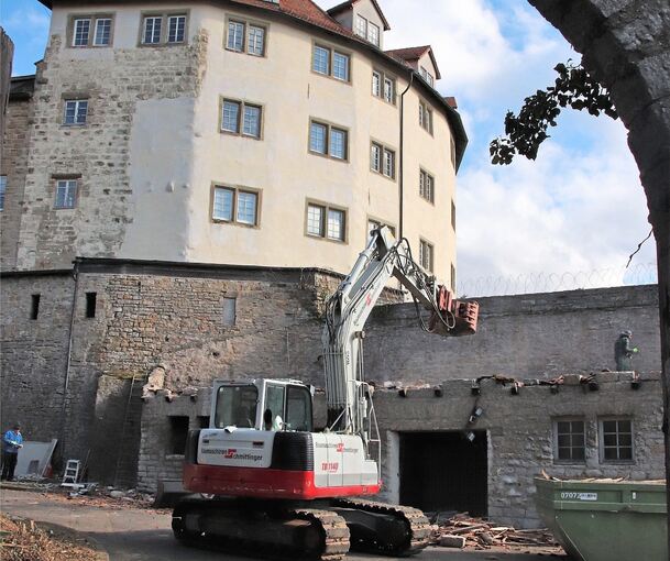 Der Abbruchbagger frisst sich durch die Anbauten am Vaihinger Kaltenstein. Foto: Albert Arning