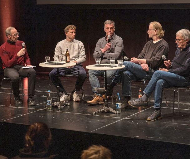 Spannende Einblicke: ADK-Direktor Ludger Engels mit Schauspieler Max Hubacher, Ramstein-Überlebender Roland Fuchs, Regisseur Kai Wessel und Zeitzeuge Klaus-Peter Wresch (von links) beim Abend mit Filmvorführung. Foto: Andreas Essig
