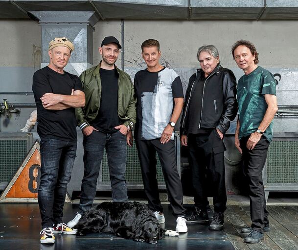 Startklar für den Tourauftakt: Hartmut Engler (Mitte) mit Bassist Joe Crawford, Schlagzeuger Frank Dapper, Keyboarder Ingo Reidl und Gitarrist Rudi Buttas (von links). Foto: Carsten Klick/p