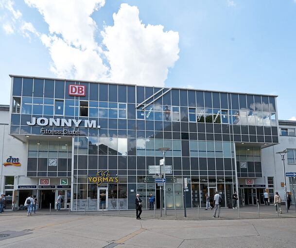 Schlägereien und ein Gullydeckel-Wurf am Bahnhof haben zuletzt wieder für negative Schlagzeilen gesorgt. Die Sicherheit im Ludwigsburger Bahnhofsviertel war das Thema eines Forschungsprojekts mit der Universität Tübingen. Archivfoto: Andreas Becker