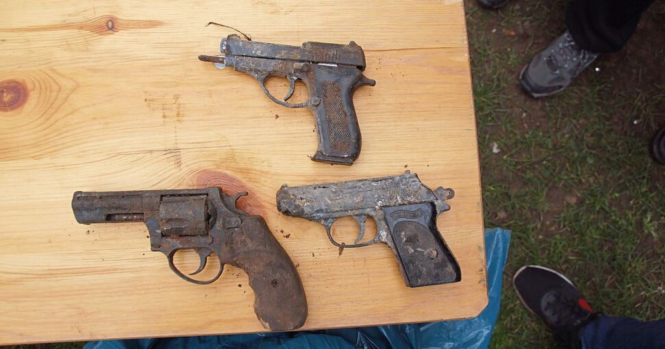 Ein überraschender Fund sind diese drei Waffen. Foto: Birger Romler/p