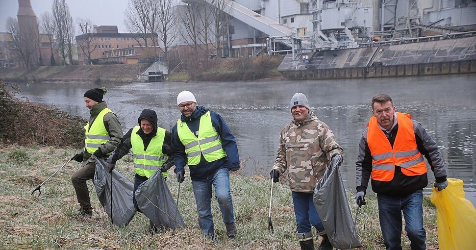 Die Angler der Hegegemeinschaft säubern das Neckarufer. Foto: Alfred Drossel
