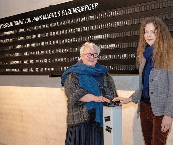 Sylvia Weber (links), Direktorin der Sammlung Würth, und Sandra Richter, Direktorin des Deutschen Literaturarchivs Marbach, bei der Übergabe des Poesieautomaten von Enzensberger. Foto: Christiana Kunz