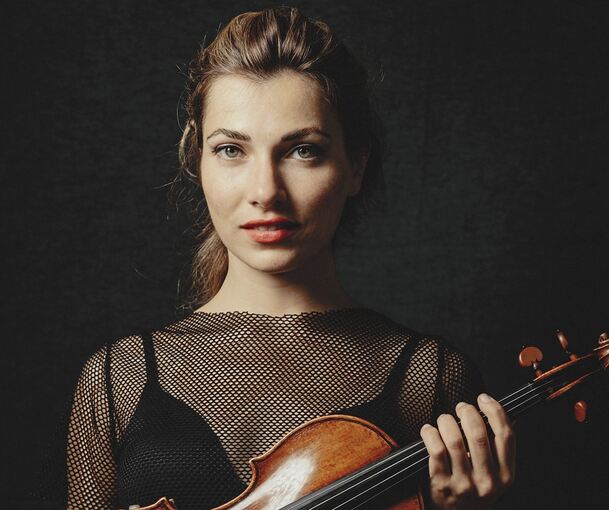 Erhabenheit und Reinheit im Klang: Diana Tishchenko mit ihrer Geige. Foto: Laura Stevens/p