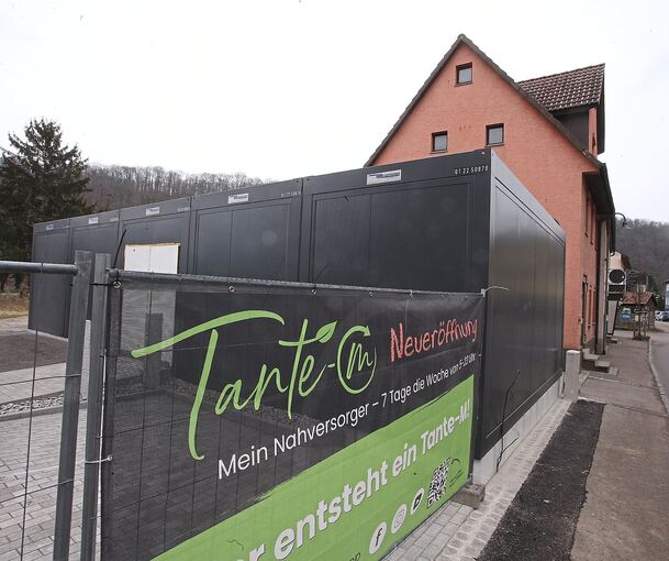 Ein Plakat am Bauzaun verkündet es: In Hessigheim soll bald ein Tante M-Laden öffnen. Archivfoto: Alfred Drossel/LKZ