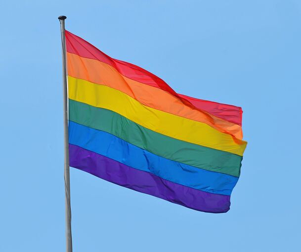 Die Regenbogenfahne als Symbol für Toleranz und sexuelle Freiheit. Weil er eine solche Fahne auf seinem Balkon hat und einen Rucksack mit entsprechenden Farben trägt, sieht sich Patrick Wagner aus Remseck immer wieder Anfeindungen ausgesetzt.